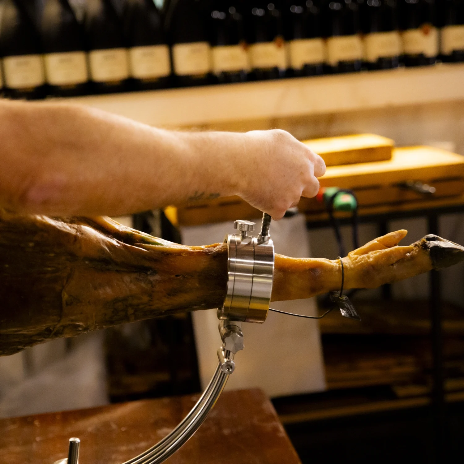 Jamón Ibérico de Bellota 100% (Etichetta Nera) – Con osso - immagine 2